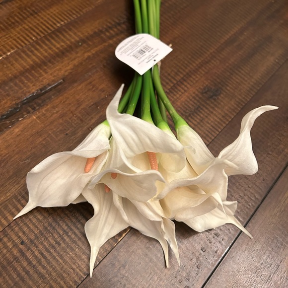 Bunch of white Lillies - Picture 2 of 6